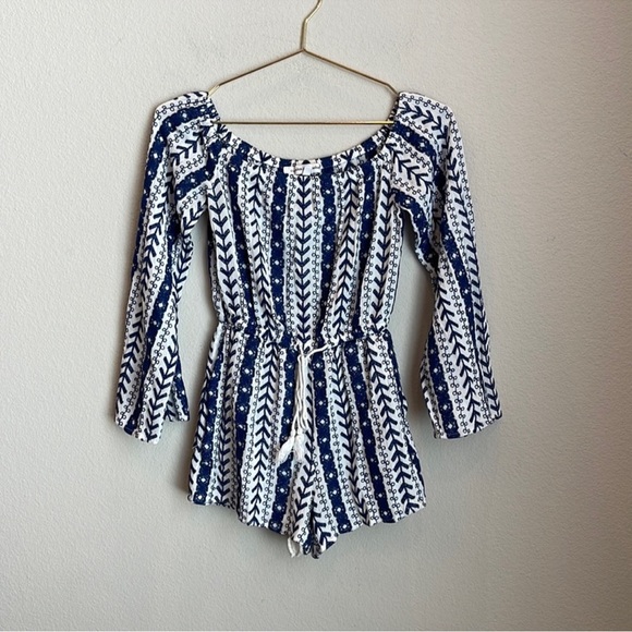 Cupcakes and Cashmere Amani Embroidered Romper Size Small - Picture 2 of 8